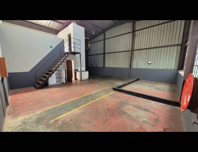 140M² FACTORY TO LET IN APEX